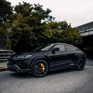 Porsche, SUV, foliert Porsche SUV, Sportvariante, in schwarz foliert steht unter einer Brücke